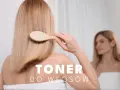 Kobieta z blond włosami szczotkuje je. Tekst na zdjęciu: "TONER DO WŁOSÓW".
