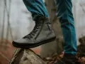 Szare buty barefooty na drewnianym pniu, w jesiennym lesie.
