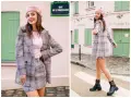Dziewczyna w różowym beretce i kraciastej marynarce z mini spódniczką, prezentująca styl preppy.