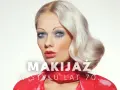 Kobieta z blond falowanymi włosami i wyrazistym makijażem oczu w stylu lat 70. Czerwona apaszka dodaje uroku.