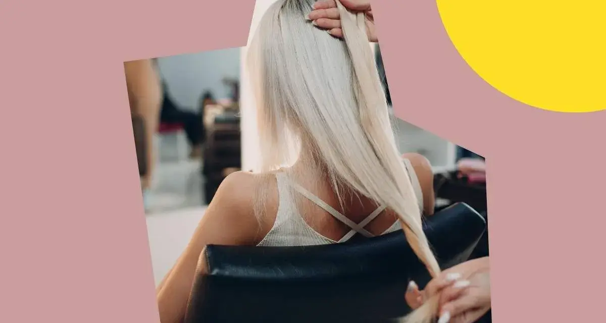 Kobieta z blond włosami, które wyglądają na zniszczone po przedłużaniu, siedzi w fotelu fryzjerskim.
