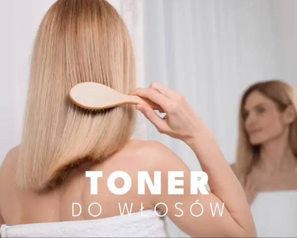 Kobieta z blond włosami szczotkuje je. Tekst na zdjęciu: "TONER DO WŁOSÓW".
