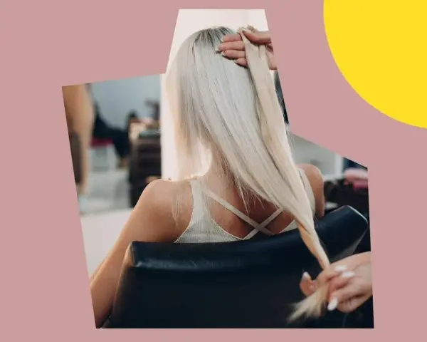 Kobieta z blond włosami, które wyglądają na zniszczone po przedłużaniu, siedzi w fotelu fryzjerskim.